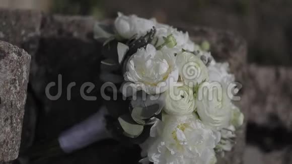 种姓的楼梯上的气味婚礼详情视频的预览图