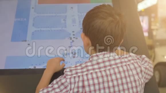 小男孩使用触摸屏的互动信息站在超市视频的预览图