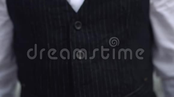 交叉的手指紧贴着穿着白色衬衫的时髦男人时髦的手表在大老板的手上视频的预览图