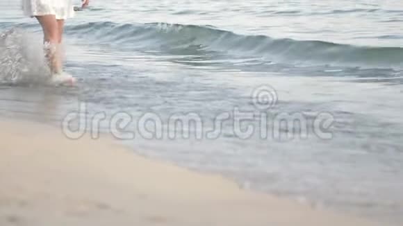 沙滩上的女人腿女孩走在海边的沙滩上海滩旅行暑假概念视频的预览图