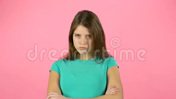 可爱的女性在粉红色的背景下变得心烦意乱视频的预览图