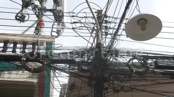 泰国的电力线路混乱从下面混乱的电线背景晴朗的天空危险视频的预览图