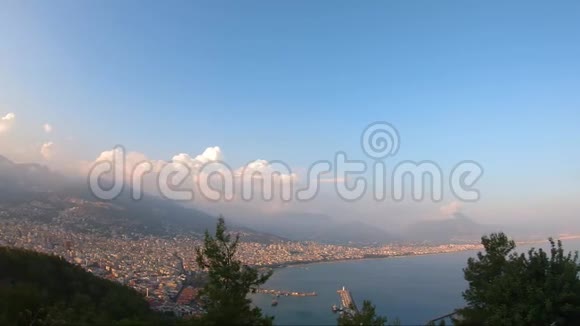 俯瞰土耳其阿拉尼亚市的全景视频的预览图