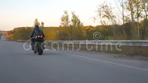 在高速公路上戴着头盔的人骑着现代运动摩托车骑得很快骑摩托车的摩托车视频的预览图