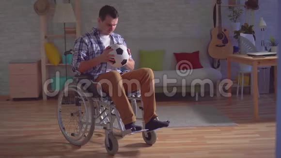 结束体育生涯的理念坐在轮椅上带着球的残疾人视频的预览图