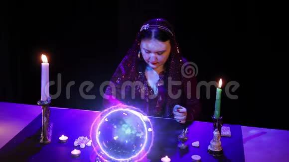 一个吉普赛女人在一道神奇的球状闪电的照耀下从石头上读出未来视频的预览图