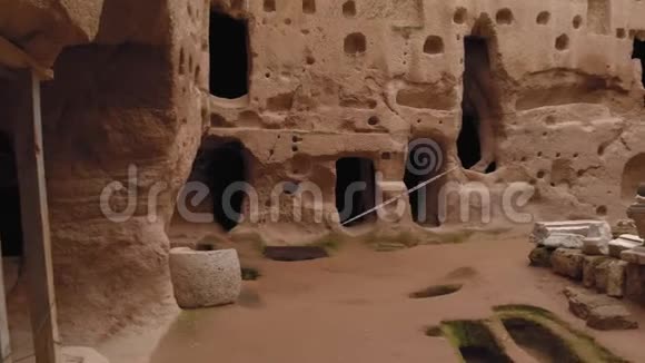 鸟瞰古穆斯勒洞穴修道院土耳其卡帕多西亚被石墙包围的古洞寺视频的预览图