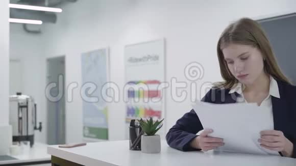 一位秘书或一位商务女性在一家企业中的肖像看上去像一套纸西装上面有关于晋升的报告视频的预览图