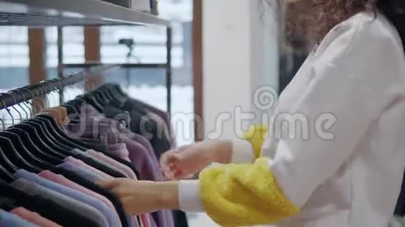 女人拿衣服去更衣室视频的预览图
