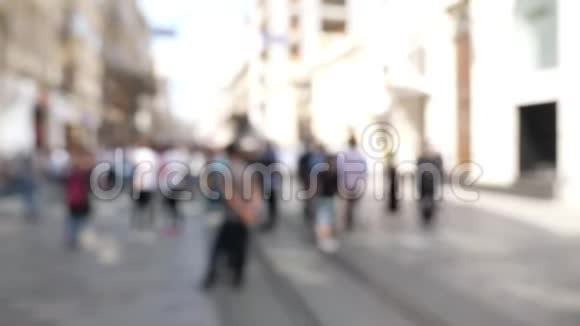 模糊的游客走在城市广场上看着地标视频的预览图