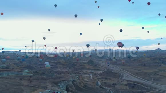很多热气球在卡帕多西亚的山谷上空飞行视频的预览图