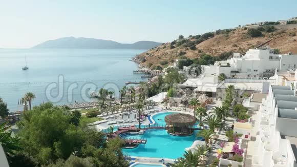 从高地度假酒店可以看到海景天际线上的风景山和海边的白色度假酒店奢华视频的预览图