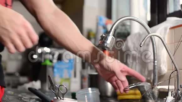 一个人以节约的方式洗碗水不浪费视频的预览图