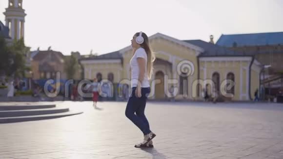 自由女孩走在明亮的大城市4K视频的预览图