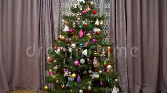 摄像机接近一棵装饰好的圣诞树圣诞节假期房间装饰和充满新年和视频的预览图