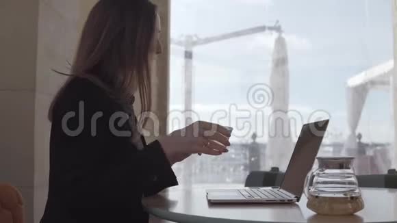 商务女性在室内使用个人笔记本电脑视频的预览图