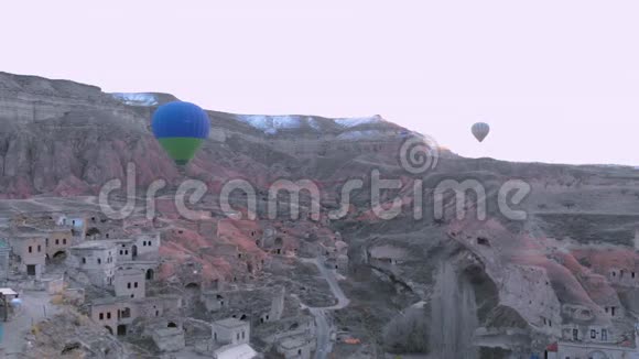 蓝色和绿色热气球飞越卡帕多西亚山谷视频的预览图