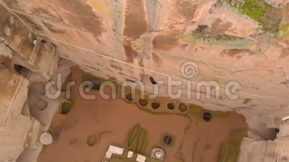 土耳其卡帕多西亚古穆斯勒洞穴修道院的鸟瞰图视频的预览图