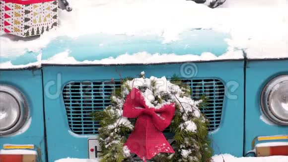 雪覆盖圣诞复古车与云杉枝和礼品盒视频的预览图