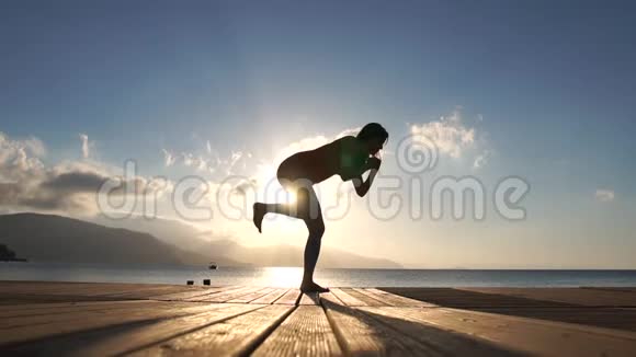 女子练武术在海边慢动作训练视频的预览图