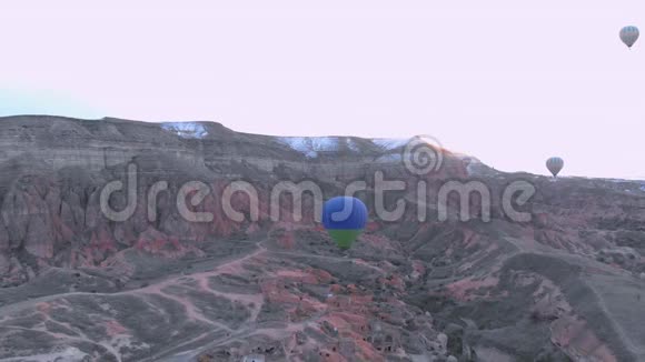 蓝色和绿色热气球飞越卡帕多西亚山谷视频的预览图