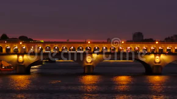 巴黎桥的夜晚视频的预览图