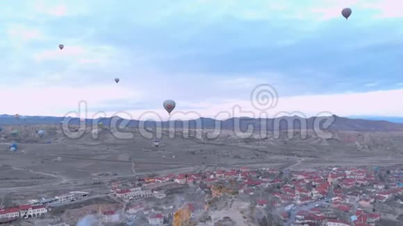 卡帕多西亚山谷上空热气球的鸟瞰图视频的预览图