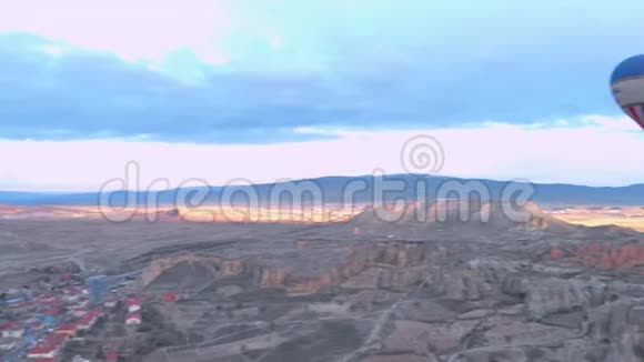 在卡帕多西亚的红色山谷上空飞行的热气球视频的预览图