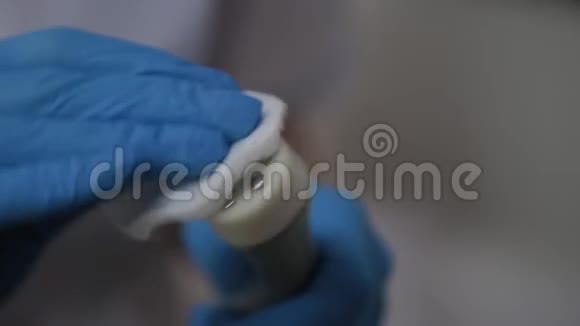 一位专业的美容师用防腐剂处理美容柜中的微电流装置视频的预览图