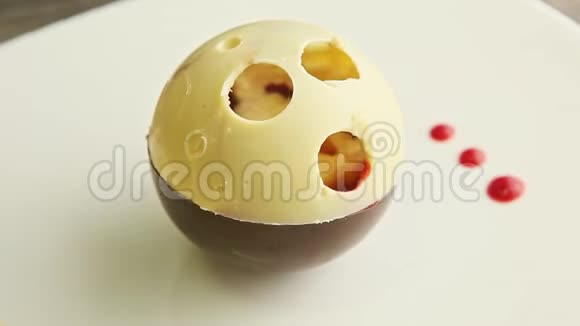 时尚装饰的巧克力球形甜点在盘子上旋转视频的预览图