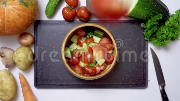 黄瓜和番茄切片视频视频的预览图