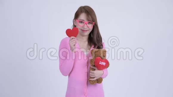 年轻快乐的亚洲书呆子准备情人节视频的预览图