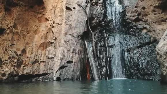 帕姆博克瀑布流淌着异国的泰国丛林视频的预览图