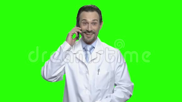 友好的中年男性医生带电话视频的预览图