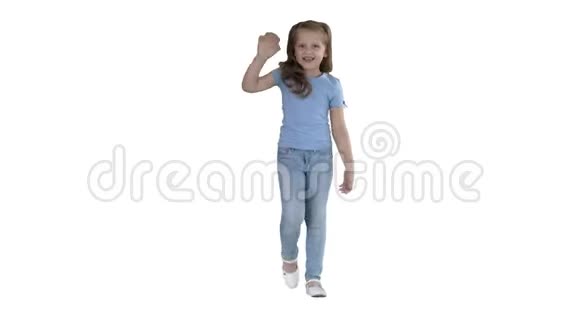 活泼开朗的女孩在白色的背景上行走时挥舞着她的手视频的预览图