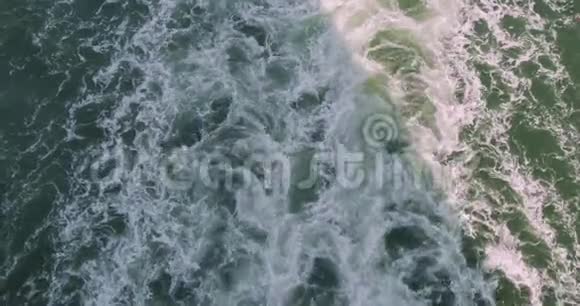强大的波浪从快速移动的小船上拉出一股巨大的深蓝水和白色泡沫上升视频的预览图