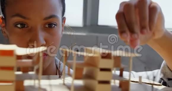 非洲裔美国女商人在现代办公室中的建筑模型正面观察视频的预览图