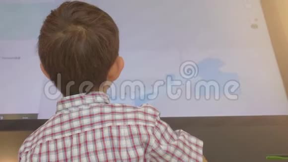 小男孩使用触摸屏互动信息站视频的预览图