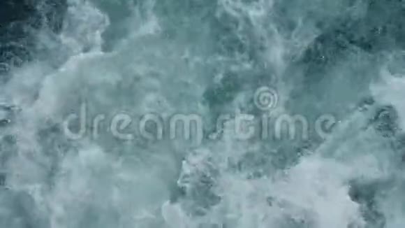 摩托艇在海上航行发出白色泡沫状的尾波视频的预览图