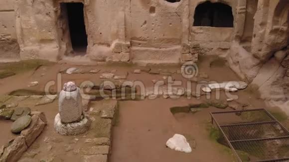 鸟瞰古穆斯勒洞穴修道院土耳其卡帕多西亚被石墙包围的古洞寺视频的预览图
