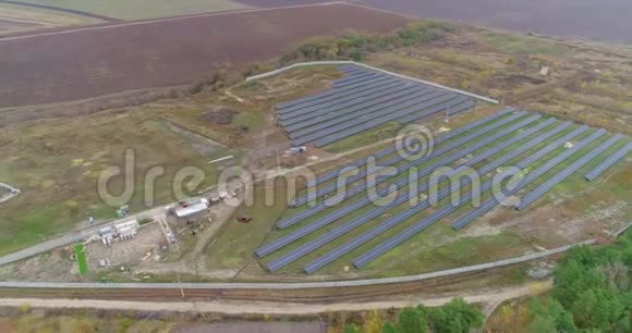 太阳站从空中飞过太阳能农场视频的预览图