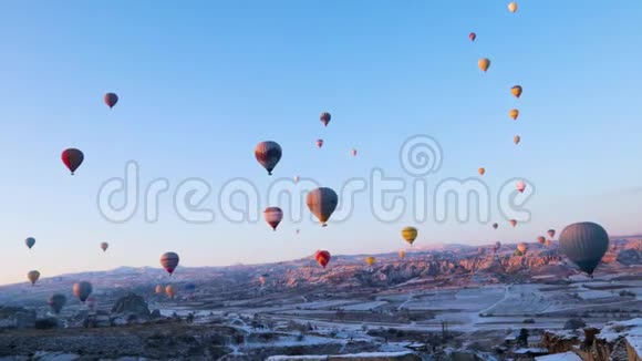 卡帕多西亚山谷上空热空气气球的飞行时间圈视频的预览图