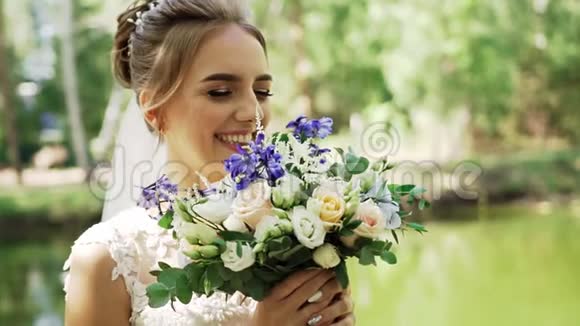 迷人的新娘女孩捧着美丽的婚礼花束视频的预览图