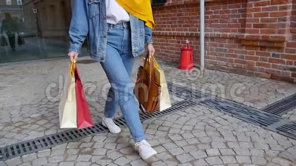 购物概念时尚的穆斯林女孩正沿着城市的街道购物视频的预览图