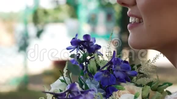 一位美丽幸福的女性新娘带着别致的花束近景侧景视频的预览图