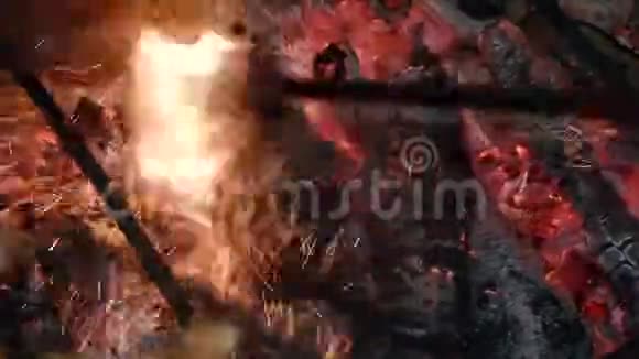 在火里用扑克砸煤视频的预览图