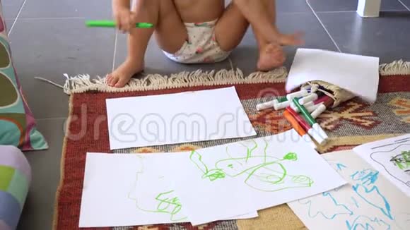 小女孩在画纸视频的预览图