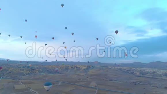 很多热气球在卡帕多西亚的山谷上空飞行视频的预览图