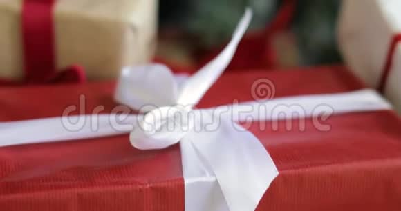 红色和白色装饰圣诞树下的礼物视频的预览图