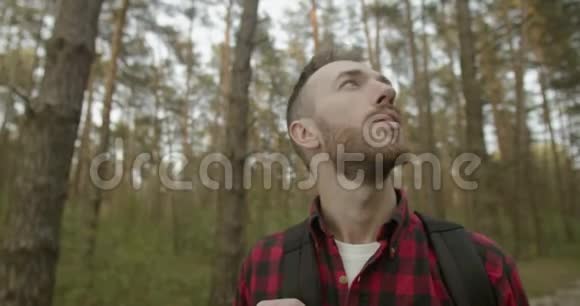 森林里健康的呼吸视频的预览图